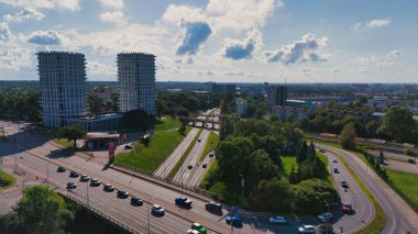 Tallinn Jarve 'nin İHA Panoraması - İkiz Kule Gökdelenleri, Büyük Otoyol ve Yeşil Şehir, Estonya