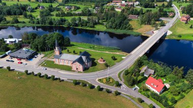 Estonya, Parnumaa 'daki Tori Köprüsü, Parnu Nehri ve Tori Kilisesi' nin yaz insansız hava aracı görüntüsü
