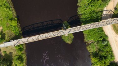 Valmiera Demir Köprüsü Gauja Nehri, Letonya 'da tepeden tırnağa görünüyor.