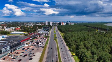 Tallinn Jarve Bölgesinin Otoyol, Orman ve Şehir Skyline ile Hava Görüntüsü