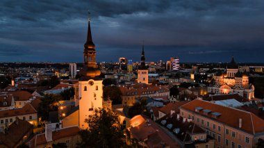 Tallinn Eski Kasabası Alacakaranlıkta Şehir Işıklarıyla Gökyüzü