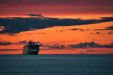 Açık Deniz 'de Günbatımında Gemi Gezisi - Sahne Denizcilik Görünümü