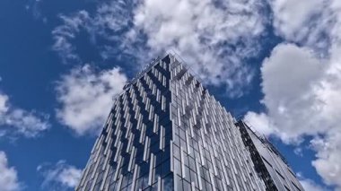 Tallinn, Estonya 'daki Modern Cam Kule' nin Yaz Zamanı