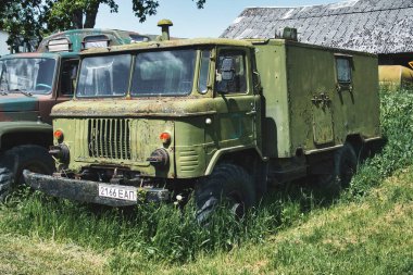 Overgrown Field 'da terk edilmiş askeri kamyon.
