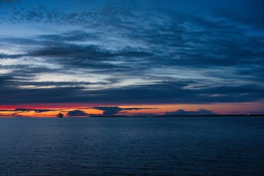 Siluet Gemi ve Günbatımı Yansımaları ile Alacakaranlık Deniz Burnu