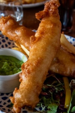 Balık ve patates kızartması İskoçya 'da bir kase lapa bezelyeyle servis edilir.