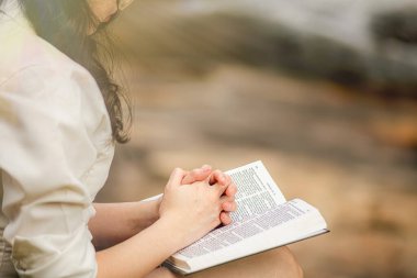 İncil 'i oku ve Tanrı' nın sözleri bizi her zaman cesaretlendirsin..