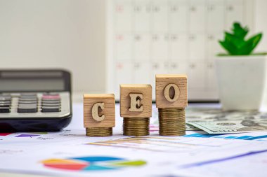 CEO - Genel müdür sembolü. Tahta küplerin CEO 'su. İşadamı eli. Güzel gri arkaplan. İş ve CEO konsepti