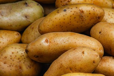 Pazarda bir sürü taze patates var..