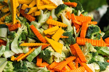 Beyaz arka planda donmuş sebzeler