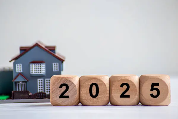 2025 yılbaşı. Yeni yıl gayrimenkul yatırım kavramı. Tahta bloklar hedef simgesiyle 