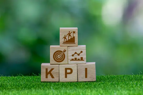 OKR Hedefleri, Anahtarları ve Sonuçları, yeşil doğa arka plan iş hedefleri ve iş ve performans üzerine tahta bloklar. Proje yönetimi hedefine odaklan İş büyümesi elde et