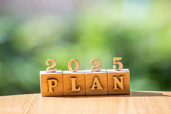 Metin 2025, tahta bloklar halinde. Yeni yılı kutlamak için fikir kavramı, yumuşak ışık, doğal. Güzel kompozisyonlar düzenle
