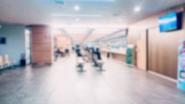 Hastanede doktor ve tedaviyi bekleyen hastaların bulanık görüntüsü..