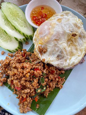 Domuz ve yumurta ile kızartılmış büyük bir tabak fesleğen yaprağı.