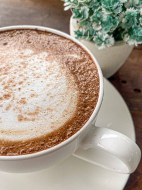 Ahşap arka planda kapuçino kahvesi