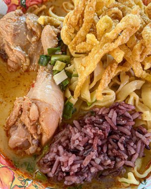 Noodle tavuk köri çorbası (Tay gıda ile)