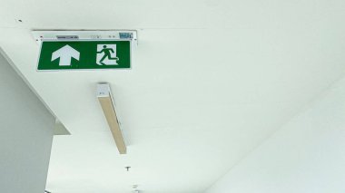 Tavanda yeşil acil çıkış işareti