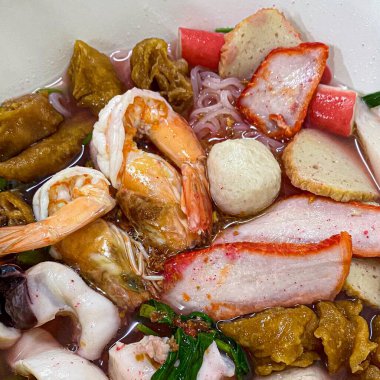 Deniz mahsullü Tomyam Eriştesi