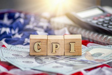 Tüketici Fiyat Endeksi kavramı. Amerikan bayrağı arka planında CPI harfleri olan tahta küpler..
