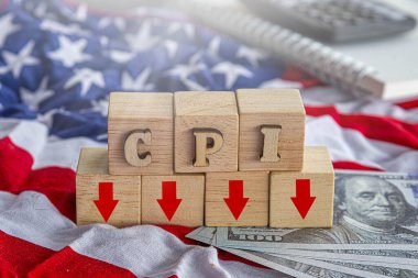 Ekonomik kriz, enflasyon. Ekonomideki durgunluk. Aşağıdaki ok ve dünya haritalı bozuk para yığınları.