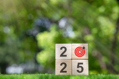 2025 yılına başlıyoruz. Başarılı fikirlere ve hedeflere ilham vermek. 2025 yılının başlangıcı ve başlangıcı. Yeni yıl, hayat, iş, plan, hedefler, hedef ve strateji kavramı..
