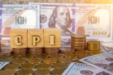 CPI, tüketici fiyat endeksi sembolü. Sözcüklerle tahta blok, dolar banknotlarında tüketici fiyat endeksi. İş ve CPI, tüketici fiyat endeksi kavramı.