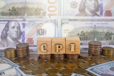 CPI, tüketici fiyat endeksi sembolü. Sözcüklerle tahta blok, dolar banknotlarında tüketici fiyat endeksi. İş ve CPI, tüketici fiyat endeksi kavramı.