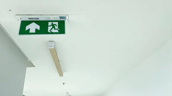 Tavanda yeşil acil çıkış işareti