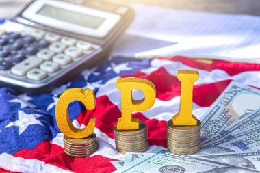 CPI Tüketici Fiyat Endeksi kavramı. Bir yığın madeni paranın işlemcisi. Ürün fiyatı enflasyonu ve yükselen enflasyon. Ekonomik büyüme üzerindeki etkiler