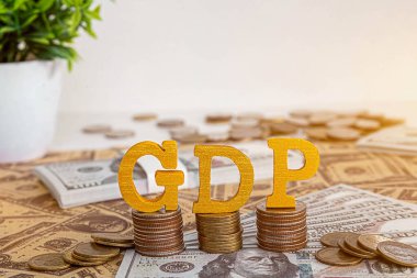 Amerikan bayrağı arka planında ABD ve GSYİH yazan tahta küpleri. İş ve GSYİH büyümesi, yerli ürün kavramı.