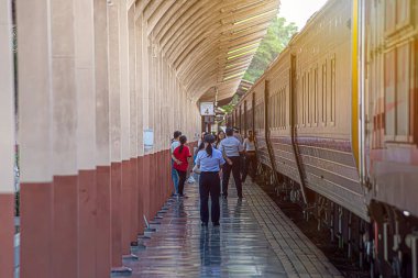 Chiang Mai, Tayland, yabancı turistler Chiang Mai Tren İstasyonu 'ndaki Chiang Mai Turizm Bilgi Merkezi' ni ziyaret ediyor.