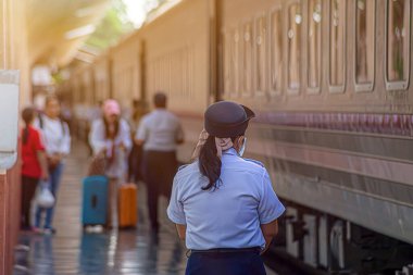 Chiang Mai, Tayland, yabancı turistler Chiang Mai Tren İstasyonu 'ndaki Chiang Mai Turizm Bilgi Merkezi' ni ziyaret ediyor.