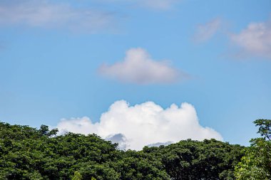 Açık mavi arkaplanı olan yeni evin tepesi
