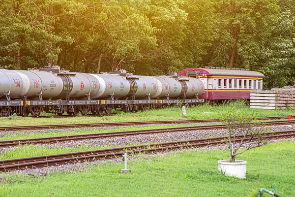 Eski paslı petrol yakıtı, tren raylarında biraz fotokopi alanı olan vagon..