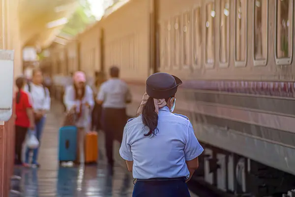 Chiang Mai, Tayland, yabancı turistler Chiang Mai Tren İstasyonu 'ndaki Chiang Mai Turizm Bilgi Merkezi' ni ziyaret ediyor.