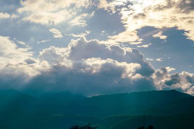 Yağmurlu bir sabahtan sonra Chiang Mai, Tayland 'daki Doi-Pui' de dağı, sisi ve klonu görmek için görüş açısı