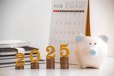 2025 yılbaşı tasarruf ve finansal planlama konsepti. Yatırım ve bankacılık için bir yığın parada 2025 numaralı altın ahşap..