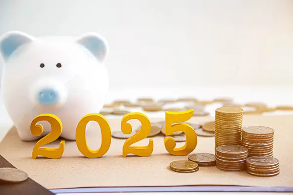 Altın ahşap numara 2024 gökyüzü mavisi arka planı ve kopyalama alanı olan en üstteki madeni para yığını. 2024 yılındaki yatırım için para ve mali planlama kavramından tasarruf.