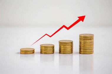 Finansal kavramlar ve finansal yatırım sektörü büyümesi açısından ticaret grafiği olan gümüş sikke yığını