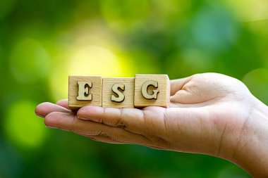 Kirliliği azaltmak için yenilenebilir kaynak teknolojisini kullanarak sürdürülebilir kurumsal kalkınma, ahşap blok ve gelecekteki çevre koruma kavramı ve ESG modernizasyonu. Havadaki karbon emisyonları