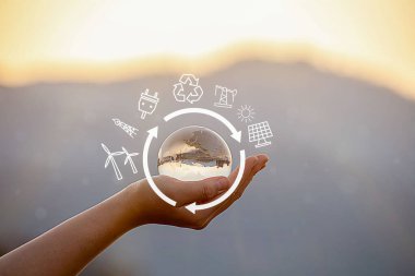 net sıfır ve karbon nötr konsept. İnsan eliyle kristal kürede sıfır metin. Sıfır net sera gazı emisyonları yeşil zemin üzerinde uzun vadeli, iklim-nötr stratejiyi hedeflemektedir.