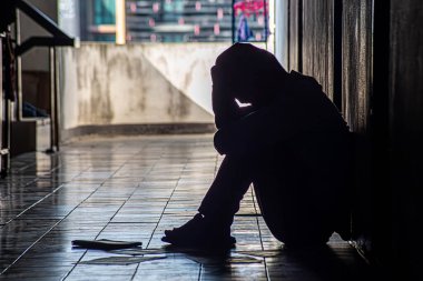 Duygusal an: erkek dizlerinin üzerine çöker, üzgün genç erkeğin zihinsel sorunları olduğunu vurgular, kötü, depresif, hayal kırıklığına uğramış, umutsuz. Karanlık köşedeki çaresiz adamın yardıma ve bakıma ihtiyacı var.