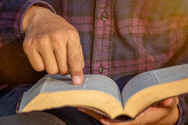 Sabahleyin İncil okuyan adam fotokopi odasıyla burayı kapatın.,