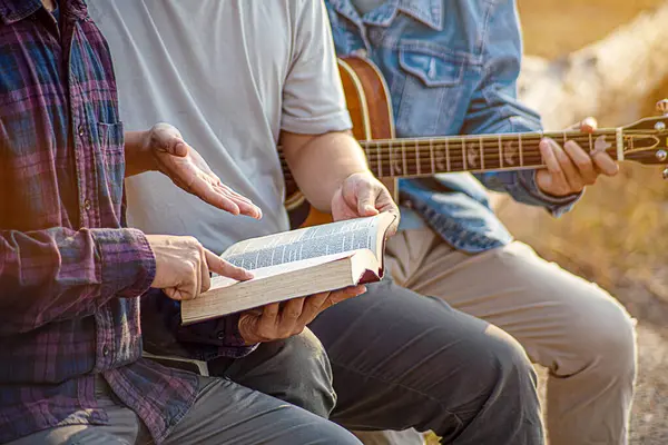Hıristiyan aile grupları kutsal İncil 'le el ele tutuşup dua ediyorlar. Gitar çalıp şükran günü için dua edecek ve Tanrı 'nın lütfunu dileyecektik. İncil okumak ve İncil 'i paylaşmak.
