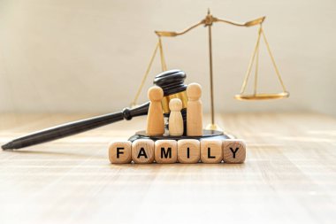 Siyah küpleri ifade hukuk aile ve beyaz masada tokmak ile