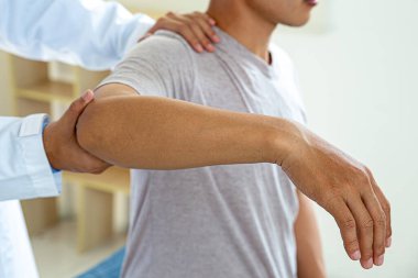 Sırt ağrısı çeken hasta, tedavi, tıp doktoru, sırt ağrısı için masaj..