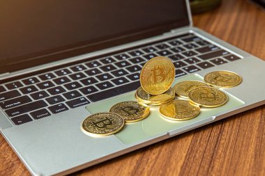 ABD bayrağı Bitcoin altın rengi. Amerika Birleşik Devletleri bayrağı arka plan üzerinde Cryptocurrency