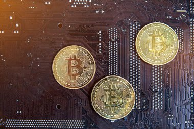 Kripto Para İşletmeleri, Finans, Ticaret veya Yatırım Konsepti için elektronik devre kartı kullanımındaki altın Bitcoin paralarını kapat