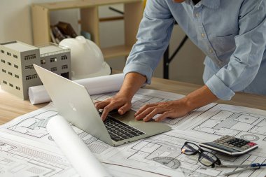 İş sahasında modeller ve planlar oluşturmak için ortaklar ve mühendislik araçlarıyla çalışan mühendisler için mühendisler veya mimarlarla görüşmeyi kabul et. İnşaat konsepti Mühendis kavramı.